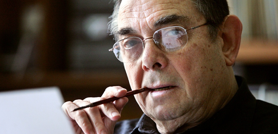 le dessinateur Gotlib pose pour le photographe dans son bureau, le 04 mai 2005 à son domicile au Vésinet, près de Paris. Né en 1934, Gotlib a lancé le journal "L'Echo des Savanes" en 1972 puis "Fluide Glacial" en 1975, avec son copain Jacques Diament. Il a inventé le personnage de "Superdupont" / AFP PHOTO / FRANCOIS GUILLOT